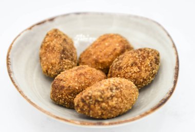 Tavuk, jambon ve deniz ürünleriyle doldurulmuş kroket servisi.