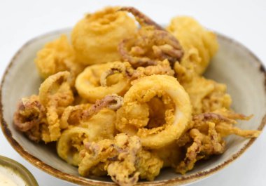 Mayonez soslu kızarmış kalamar halkaları.