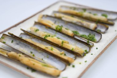 Sarımsak ve maydanozlu jilet tabağı