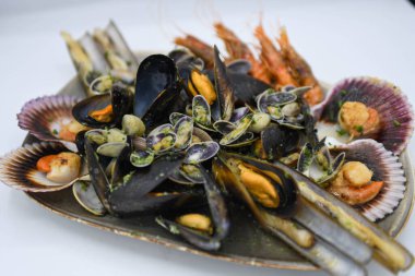 İstiridye, karides, yengeç, midye, midye, istiridye, jilet ve ıstakozdan oluşan ızgara deniz ürünleri tabağı