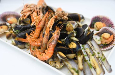 İstiridye, karides, yengeç, midye, midye, istiridye, jilet ve ıstakozdan oluşan ızgara deniz ürünleri tabağı