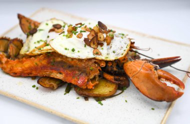 Beyaz tabakta patates ve kızarmış yumurta..