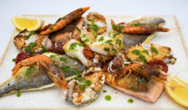 Izgara balık ve mükemmel kalitede deniz ürünleri.