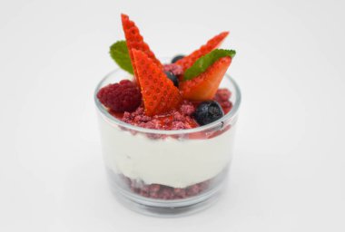 Beyaz arkaplanda taze böğürtlenli tatlı..