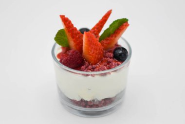 Beyaz arkaplanda taze böğürtlenli tatlı..