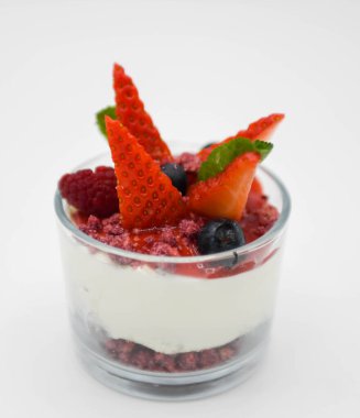 Beyaz arkaplanda taze böğürtlenli tatlı..