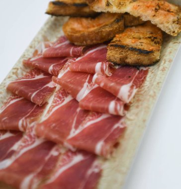 Jamon serrano ve kızarmış ekmek tabağı.