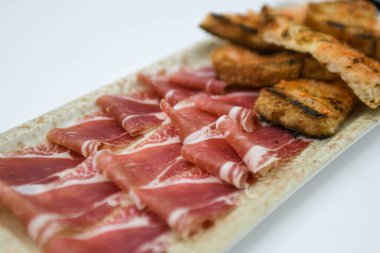 Jamon serrano ve kızarmış ekmek tabağı.