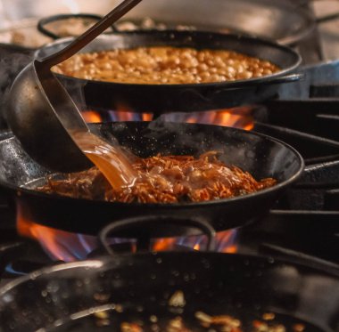 Pirinç yemeğinin pişirildiği gurme restoran mutfağı.