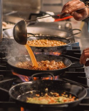 Premium deniz mahsullü ızgara pilav. Bir gurme restoran yemeği..