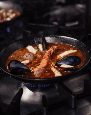 Bir Avrupa restoranında birinci sınıf deniz ürünleri paella 'sı.