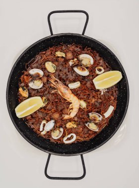 Tipik Valensiyalı eriştesi ve deniz mahsulü Fideua.