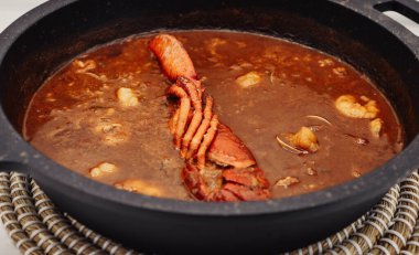 Premium deniz mahsullü ızgara pilav. Bir gurme restoran yemeği..