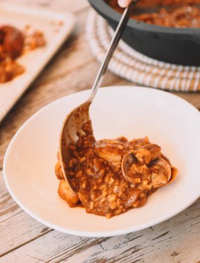 Premium deniz mahsullü ızgara pilav. Bir gurme restoran yemeği..