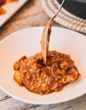 Premium deniz mahsullü ızgara pilav. Bir gurme restoran yemeği..