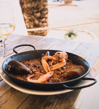 bir tavada paella deniz ürünleri 