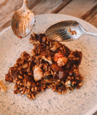 Bir Avrupa restoranında birinci sınıf deniz ürünleri paella 'sı.