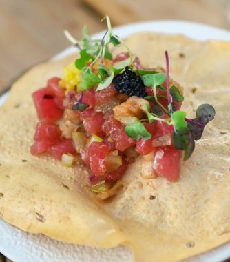 Çıtır mısır tortilla üzerine taze ton balıklı ceviche.