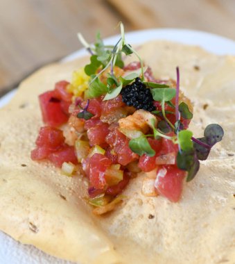 Çıtır mısır tortilla üzerine taze ton balıklı ceviche.