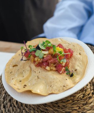Çıtır mısır tortilla üzerine taze ton balıklı ceviche.
