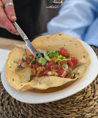 Çıtır mısır tortilla üzerine taze ton balıklı ceviche.
