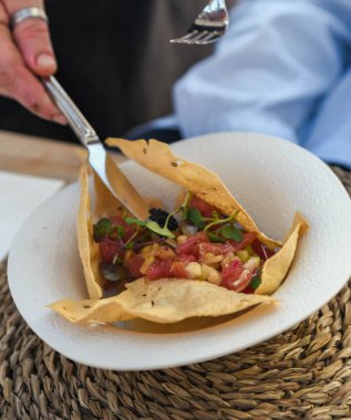 Çıtır mısır tortilla üzerine taze ton balıklı ceviche.