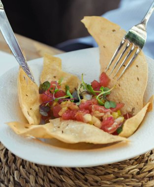 Çıtır mısır tortilla üzerine taze ton balıklı ceviche.