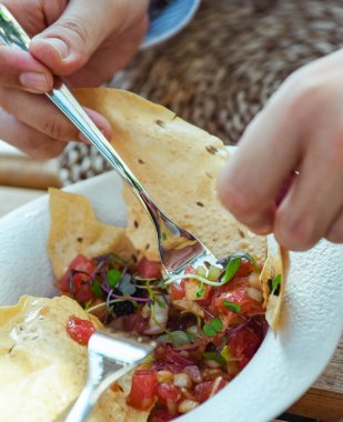 Çıtır mısır tortilla üzerine taze ton balıklı ceviche.