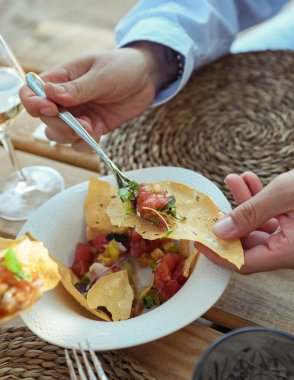 Çıtır mısır tortilla üzerine taze ton balıklı ceviche.