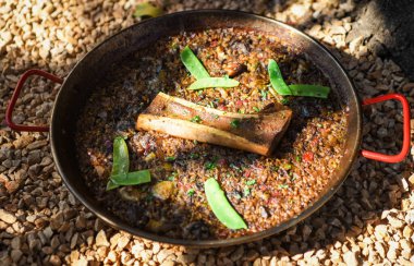 Kemik iliği ve bezelyeli Paella Lezzetli