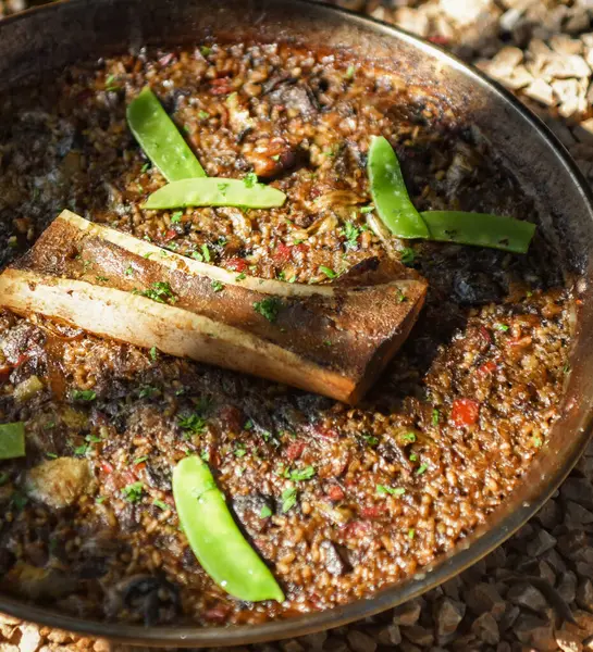 Kemik iliği ve bezelyeli Paella Lezzetli