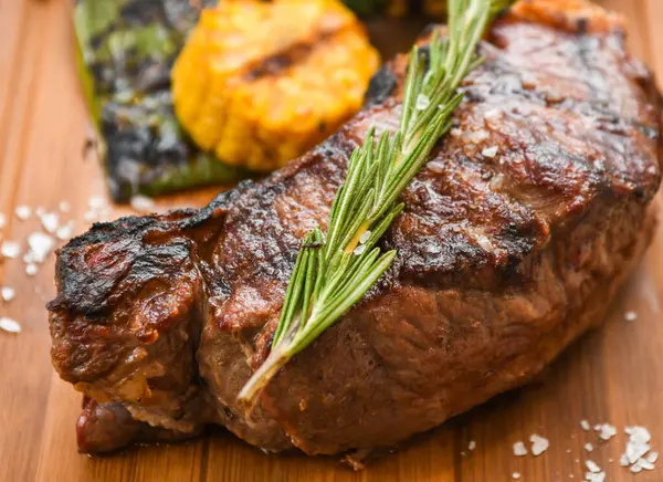 Tahtada sebzeli ızgara biftek. 