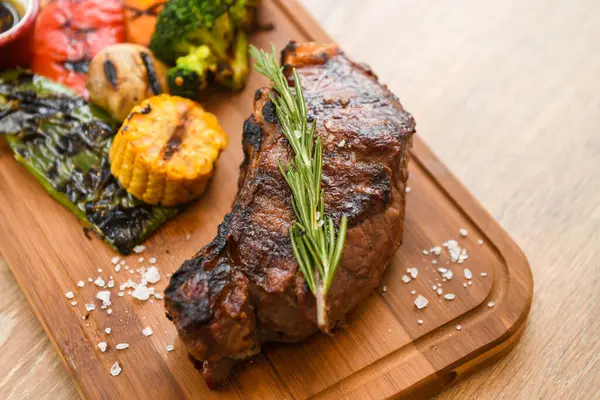 Tahtada sebzeli ızgara biftek. 