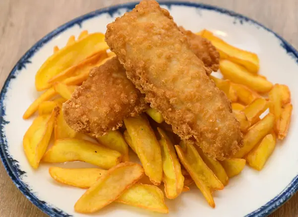 Kızarmış balık kroket ve patates kızartması, yakın çekim.