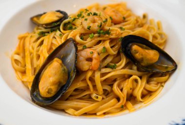 Karides, midye ve midyeli deniz ürünleri makarnası.