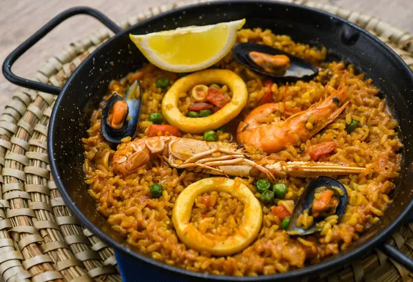 Tavada karides ve midyeli paella