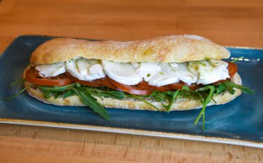 Mozzarella, domates ve roka soslu Ciabatta sandviçi.