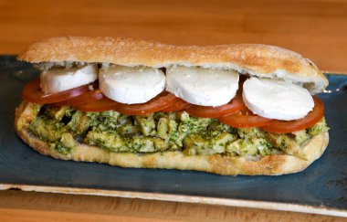 Domatesli ve peynirli tavuklu pesto sandviçi.