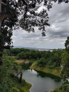 Doğanın dingin güzelliğini bu büyüleyici fotoğrafta tecrübe edin. Uzakta görkemli bir dağ sırası beliriyor, sakin bir alp gölünün kristal berrak sularında mükemmel bir şekilde yansıtılıyor.. 