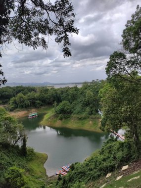 Doğanın dingin güzelliğini bu büyüleyici fotoğrafta tecrübe edin. Uzakta görkemli bir dağ sırası beliriyor, sakin bir alp gölünün kristal berrak sularında mükemmel bir şekilde yansıtılıyor.. 