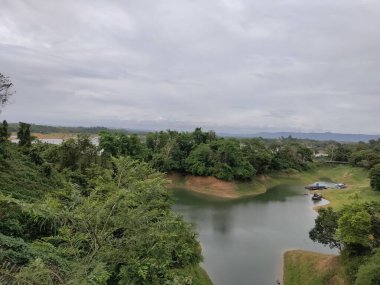 Doğanın dingin güzelliğini bu büyüleyici fotoğrafta tecrübe edin. Uzakta görkemli bir dağ sırası beliriyor, sakin bir alp gölünün kristal berrak sularında mükemmel bir şekilde yansıtılıyor.. 