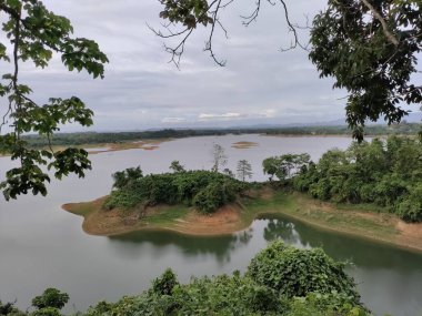 Doğanın dingin güzelliğini bu büyüleyici fotoğrafta tecrübe edin. Uzakta görkemli bir dağ sırası beliriyor, sakin bir alp gölünün kristal berrak sularında mükemmel bir şekilde yansıtılıyor.. 
