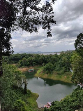Doğanın dingin güzelliğini bu büyüleyici fotoğrafta tecrübe edin. Uzakta görkemli bir dağ sırası beliriyor, sakin bir alp gölünün kristal berrak sularında mükemmel bir şekilde yansıtılıyor.. 