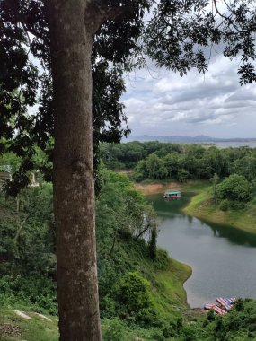 Doğanın dingin güzelliğini bu büyüleyici fotoğrafta tecrübe edin. Uzakta görkemli bir dağ sırası beliriyor, sakin bir alp gölünün kristal berrak sularında mükemmel bir şekilde yansıtılıyor.. 