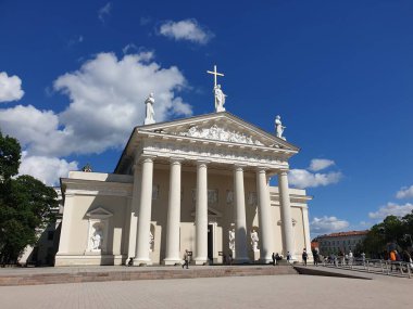 St. Stanislaus Katedral Bazilikası ve St. Ladislaus, güneşli bir günde Vilnius 'taki katedral kilisesi.