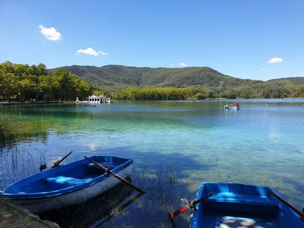 Lac Turquoise Banyoles Avec Bateaux Espagne Images De Stock Libres De Droits