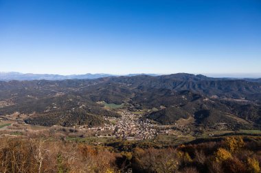 Sant Feliu de Pallerols şehri kışın en tepeden, dağlarda şehir, Katalonya doğası, İspanya