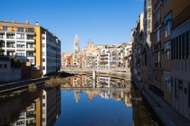 Nehir manzaralı Girona şehri, İspanya