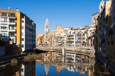 Nehir manzaralı Girona şehri, İspanya