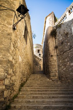 Girona, İspanya 'da basamakları olan ortaçağ dar taş caddesi
